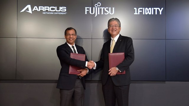 Shekar Ayyar, Arrcus chairman and CEO (left) and 1Finity CEO Masaaki Moribayashi (right) seal the partnership.