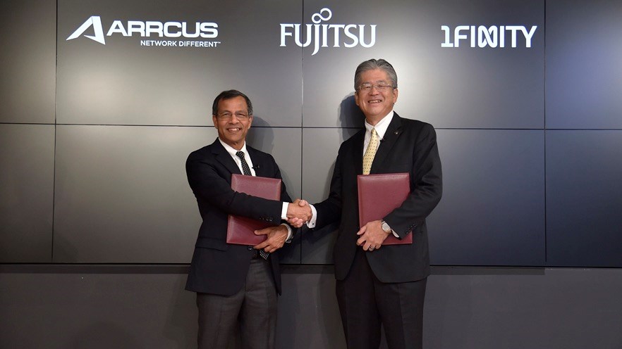 Shekar Ayyar, Arrcus chairman and CEO (left) and 1Finity CEO Masaaki Moribayashi (right) seal the partnership.