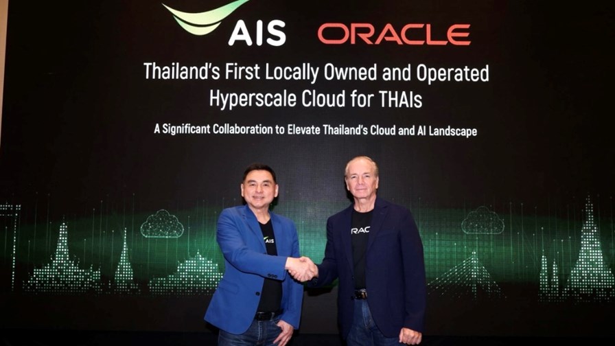 AIS CEO Somchai Lertsutiwong (left) gets to grips with Oracle’s EVP and general manager for Japan and Asia Pacific, Garrett Ilg.