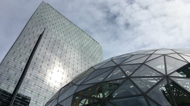  Slabs+Sphere 2, Amazon HQ   via Flickr © JoeInSouthernCA (CC BY-ND 2.0)