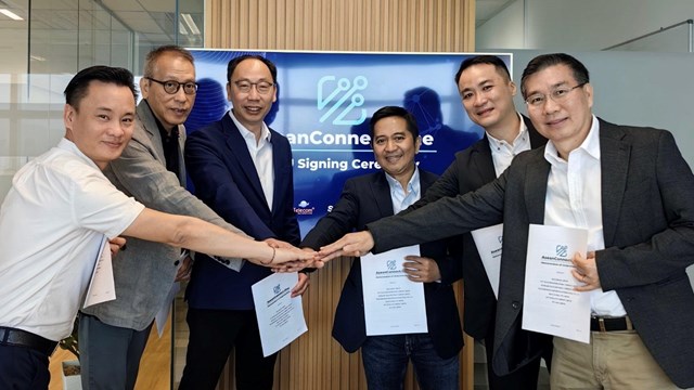 The ASEAN Connect.One alliance is formed, from left to right: FPT International CEO Tran Hai Duong; Neocom ISP CEO Kelvin Law; APT Satellite VP Jasper Tan; Telin CEO Indarto Nata; Super Sea Cable Networks group CEO Louis Teng; and Interlink Telecom board member Suwat Punnachaiya.  