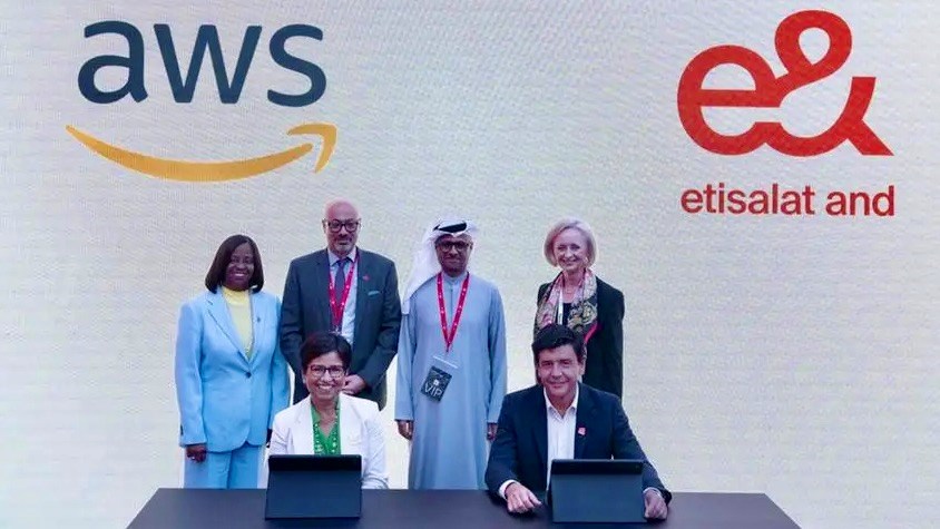 The AWS and e& teams commemorate their collaboration agreement. Image Courtesy: e& UAE