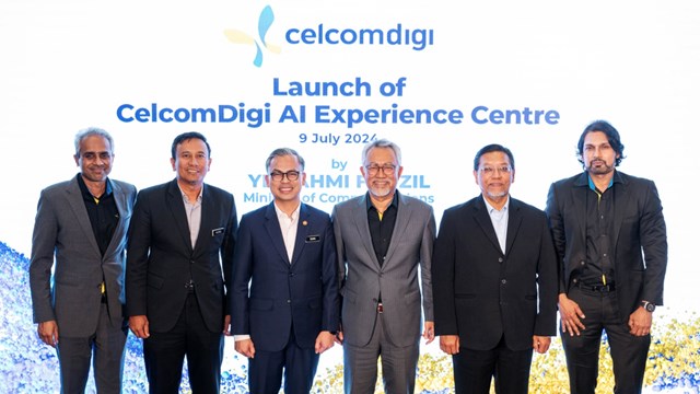 Malaysia's Minister of Communications YB Fahmi Fadzil (third from left) joins CelcomDigi CEO Datuk Idham Nawawi (fourth from left) for the centre's inauguration.