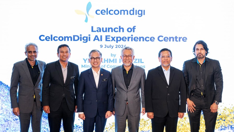 Malaysia's Minister of Communications YB Fahmi Fadzil (third from left) joins CelcomDigi CEO Datuk Idham Nawawi (fourth from left) for the centre's inauguration. Malaysia's Minister of Communications YB Fahmi Fadzil (third from left) joins CelcomDigi CEO Datuk Idham Nawawi (fourth from left) for the centre's inauguration.