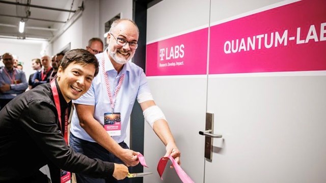 Oliver Holschke (left) and Marc Geitz, who both work at T-Labs, open the quantum lab of Deutsche Telekom. Source: © Deutsche Telekom/Reinaldo Coddou H. 2023