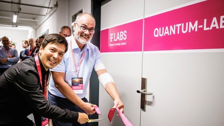 Oliver Holschke (left) and Marc Geitz, who both work at T-Labs, open the quantum lab of Deutsche Telekom. Source: © Deutsche Telekom/Reinaldo Coddou H. 2023 Oliver Holschke (left) and Marc Geitz, who both work at T-Labs, open the quantum lab of Deutsche Telekom. Source: © Deutsche Telekom/Reinaldo Coddou H. 2023