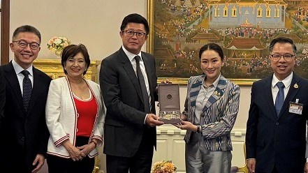 The GDS International team meets with Thailand’s Prime Minister (left to right): Jimmy Yu, senior VP of business development; Jamie Khoo, CEO; William Huang, chairman; Paetongtarn Shinawatra, Thailand’s Prime Minister; and Narit Therdsteerasukdi, secretary general of The Thailand Board of Investment.