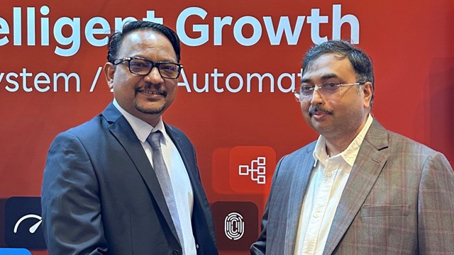Rakuten Symphony president Sharad Sriwastawa (left) with Grameenphone CTO Jai Prakash (right).
