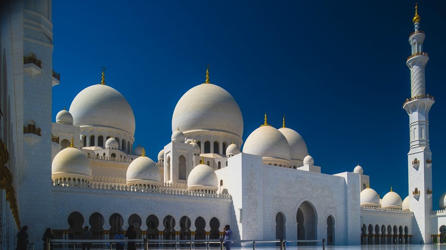 Grand Mosque, Abu Dhabi via Flickr © Artur Malinowski (CC BY 2.0) Grand Mosque, Abu Dhabi via Flickr © Artur Malinowski (CC BY 2.0)