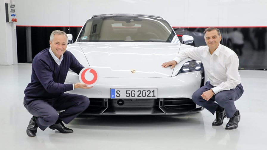 Vodafone Germany CEO Hannes Ametsreiter (left) and Porsche Board Member for Development Michael Steiner activated the 5G standalone network in the Weissach development center. © Vodafone / Porsche