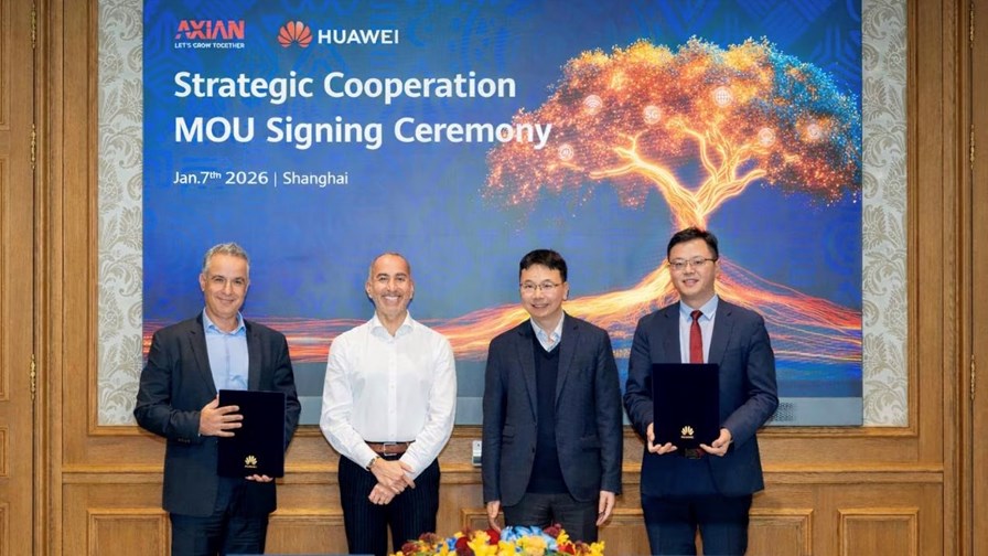 Representatives of Asian Telecom and Huawei at the strategic cooperation MoU signing ceremony.
