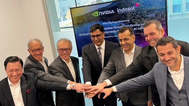 Hands, touchin' hands... The Indosat and Nvidia teams celebrate their collaboration at MWC24 in Barcelona. 