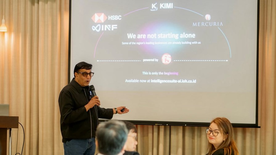Indosat Ooredoo Hutchison (IOH) CEO Vikram Sinha presents the Indosat Intelligence Suite.