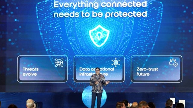 Indosat Ooredoo Hutchison (IOH) CEO Vikram Sinha launches the sovereign security operations center (Sovereign SOC).