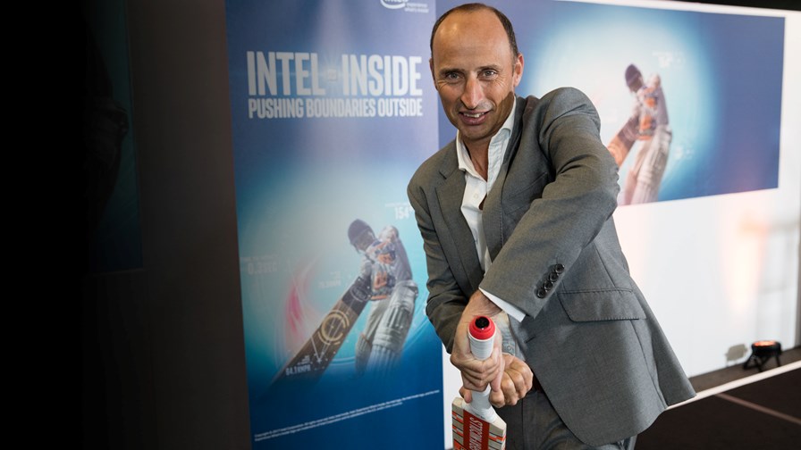 Former England cricket captain Nasser Hussain with the new IoT bat © Intel