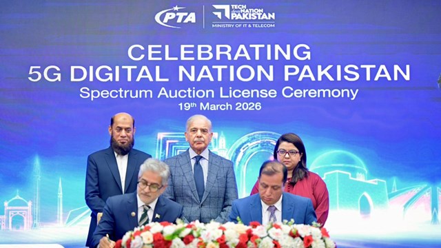 Jazz CEO Aamir Ibrahim (front left) takes receipt of the operator's new spectrum licence from the Pakistan Telecommunication Authority (PTA).