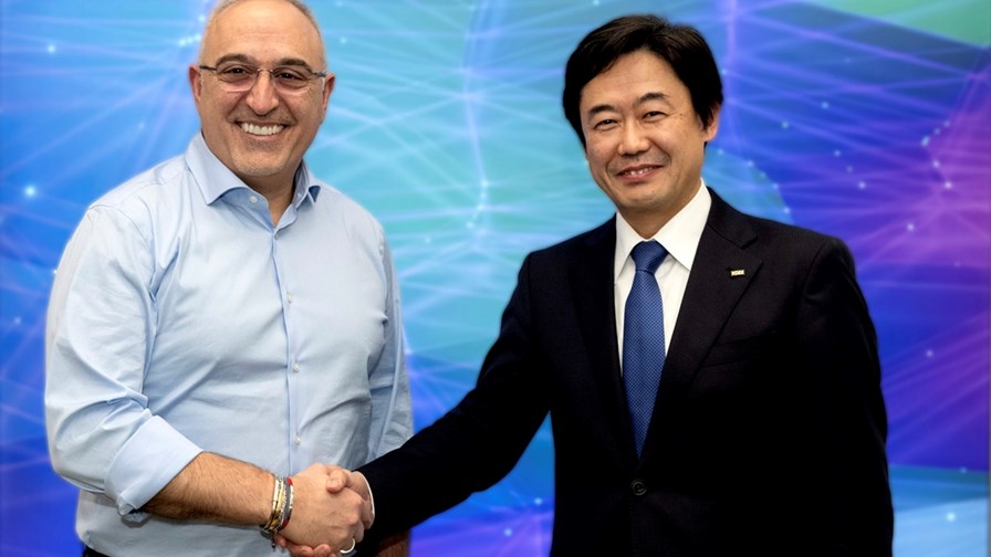 Antonio Neri, president and CEO of HPE (left) shakes on the deal with Hiromichi Matsuda, President and CEO of KDDI. Antonio Neri, president and CEO of HPE (left) shakes on the deal with Hiromichi Matsuda, President and CEO of KDDI.