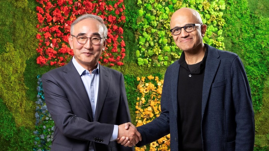 KT Corp. CEO Kim Young-Shub (left) and Microsoft’s chairman and CEO Satya Nadella are AI and cloud best buddies.