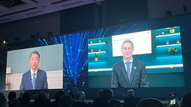 Ken Hu, rotating chairman at Huawei (left), and Mats Granryd, director general of GSMA (right), opening MBBF 2023 in Dubai with a joint keynote.