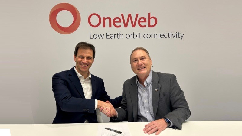 Maurizio Vanotti, VP for new markets at OneWeb (to the left), and Clint Crosier, director for aerospace and satellite solutions at Amazon Web Services, signing a letter of intent for joint collaboration.