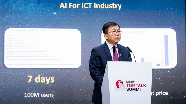 Li Huidi, Executive Vice President of China Mobile, speaking at the summit