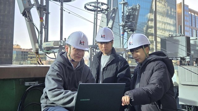 Researchers from Samsung Research and the Future Network Laboratory at KT Corp evaluate the results of AI-RAN optimisation technology.