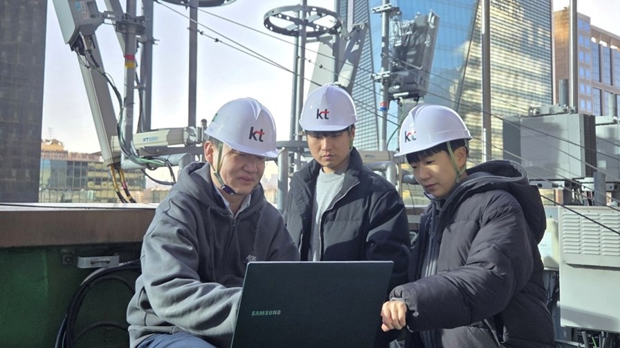 Researchers from Samsung Research and the Future Network Laboratory at KT Corp evaluate the results of AI-RAN optimisation technology.