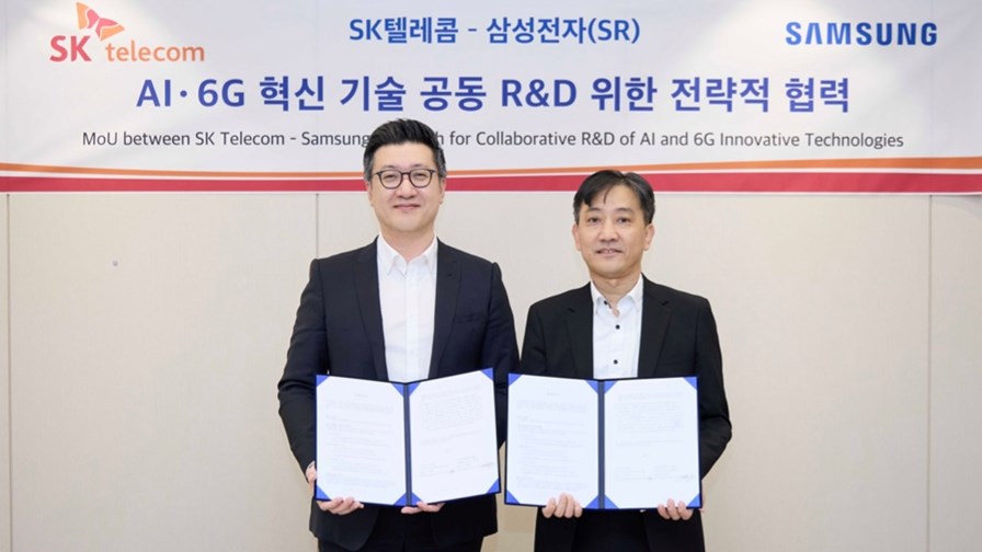 Takki Yu, VP of SK Telecom’s Network Technology Office (left) and JinGuk Jeong, head of the Advanced Communications Research Center (ACRC) at Samsung Research, seal the partnership agreement. 