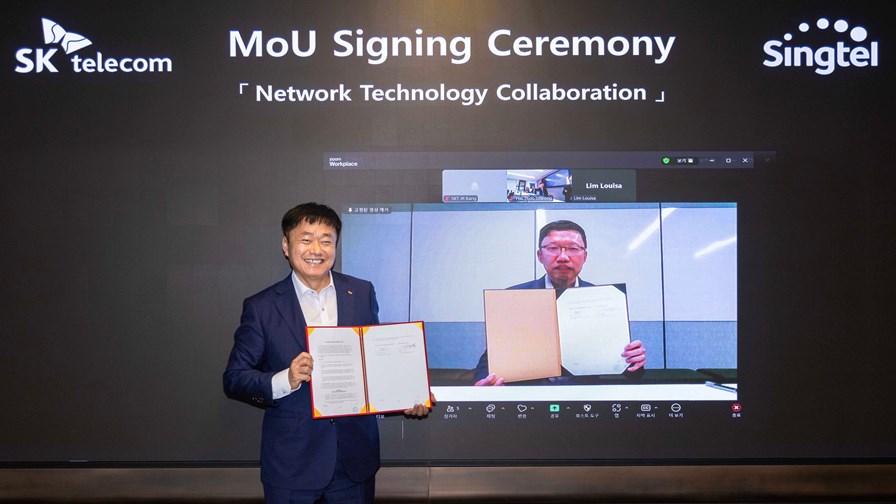 From left to right: Kang Jong-ryeol, Head of ICT Infrastructure, SK Telecom; Tay Yeow Lian, Managing Director, Networks, Singtel.