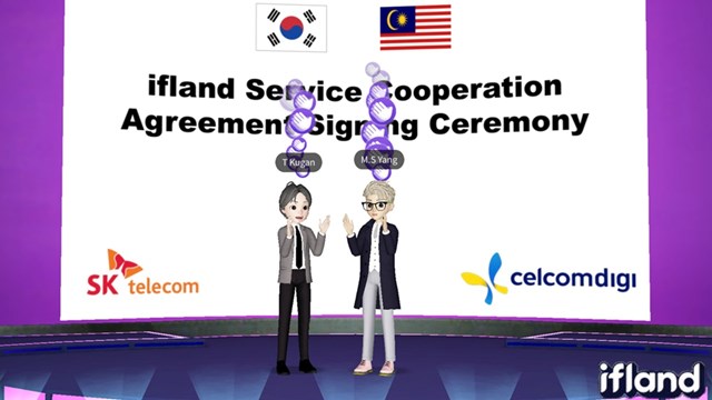CelcomDigi chief innovation officer, Kugan Thirunavakarasu (left), and head of SK Telecom’s metaverse division, Yang Maeng-seok (right), holding a contract signing ceremony at metaverse platform ifland. Source: SK Telecom