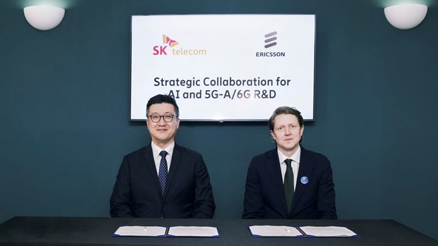 SK Telecom's Yu Takki (left) and Ericsson's Mårten Lerner wait for the ink to dry on their MoU. 