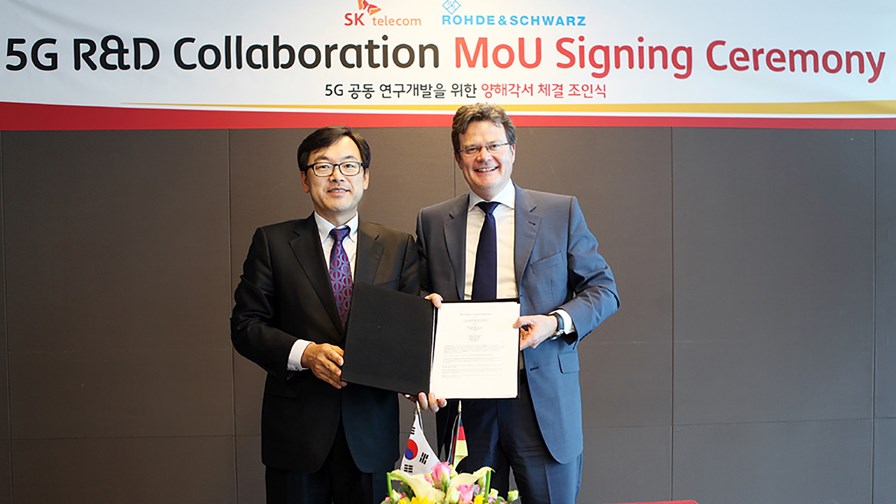 Alex Choi, CTO of SK Telecom, with Christian Leicher, COO of Rohde & Schwarz Alex Choi, CTO of SK Telecom, with Christian Leicher, COO of Rohde & Schwarz