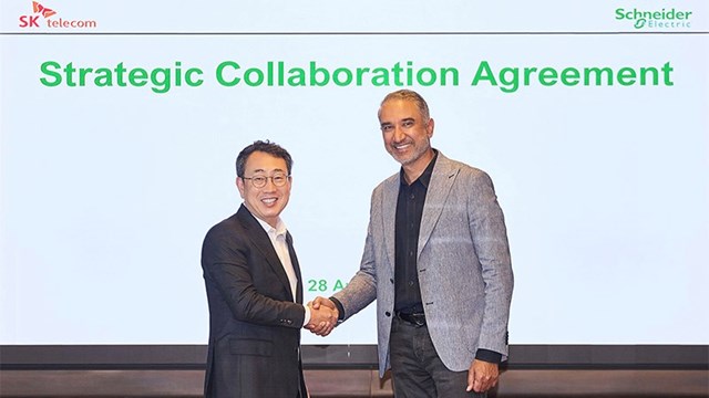 Ryu Young-sang, CEO of SK Telecom (left) and Pankaj Sharma, head of secure power and services at Schneider Electric.