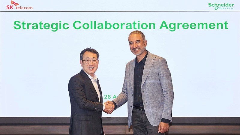 Ryu Young-sang, CEO of SK Telecom (left) and Pankaj Sharma, head of secure power and services at Schneider Electric.