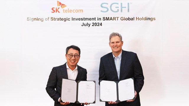 Sign of the times... SK Telecom CEO Ryu Young-sang (left) with Mark Adams, President and CEO at Smart Global Holdings.
