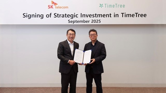Ryu Young-sang, CEO of SK Telecom (left) and Chajin Park, CEO of TimeTree (right), seal their strategic partnership.