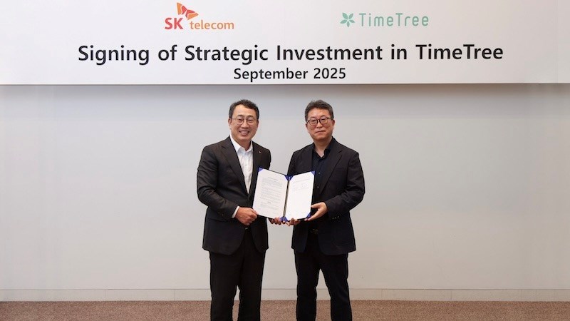 Ryu Young-sang, CEO of SK Telecom (left) and Chajin Park, CEO of TimeTree (right), seal their strategic partnership.