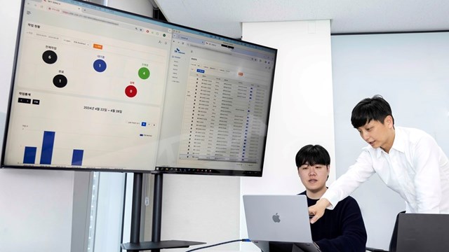 SK Telecom staff try out the AI Orchestrator network management platform. 
