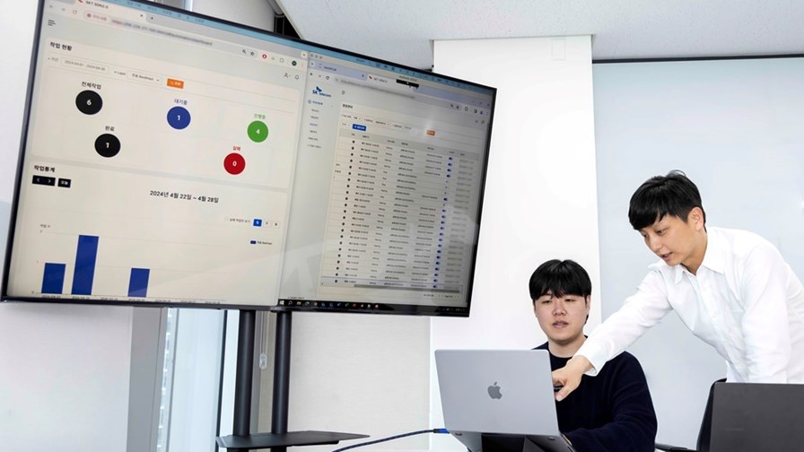 SK Telecom staff try out the AI Orchestrator network management platform. SK Telecom staff try out the AI Orchestrator network management platform.