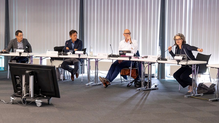 Left to right: SK Telecom CEO Yoo Young-sang, SK Square Vice Chairman Park Jeong-ho, Deutsche Telekom CEO Tim Höttges, and Claudia Nemat, Deutsche Telekom Board Member responsible for Technology and Innovation.