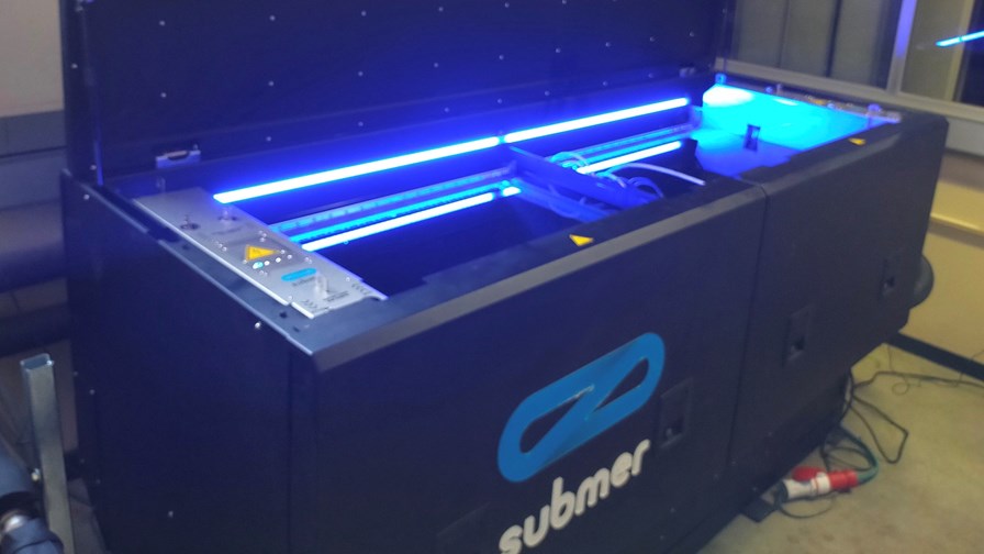 No, it isn't a giant scanner... it's the immersion cooling solution tested by Telefónica in a Madrid central office. No, it isn't a giant scanner... it's the immersion cooling solution tested by Telefónica in a Madrid central office.