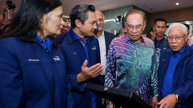 Anwar Ibrahim (centre right), Prime Minister of Malaysia, helps the Telekom Malaysia team launch its GPUaaS offering.