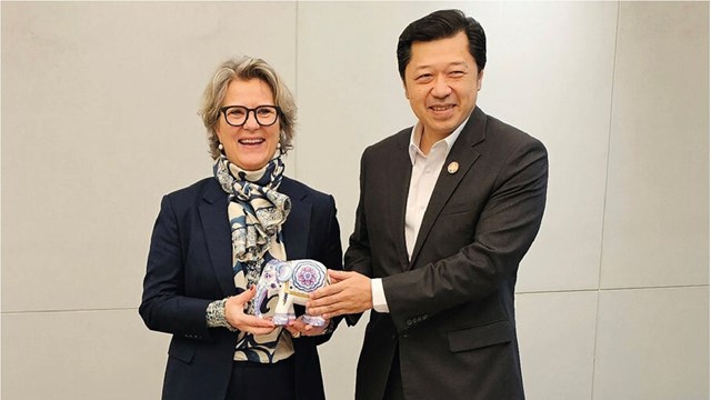 Telenor Group CEO Benedicte Schilbred Fasmer (left) seals the True deal with Khun Suphachai Chearavanont, owner of  Arise Digital Technology. 