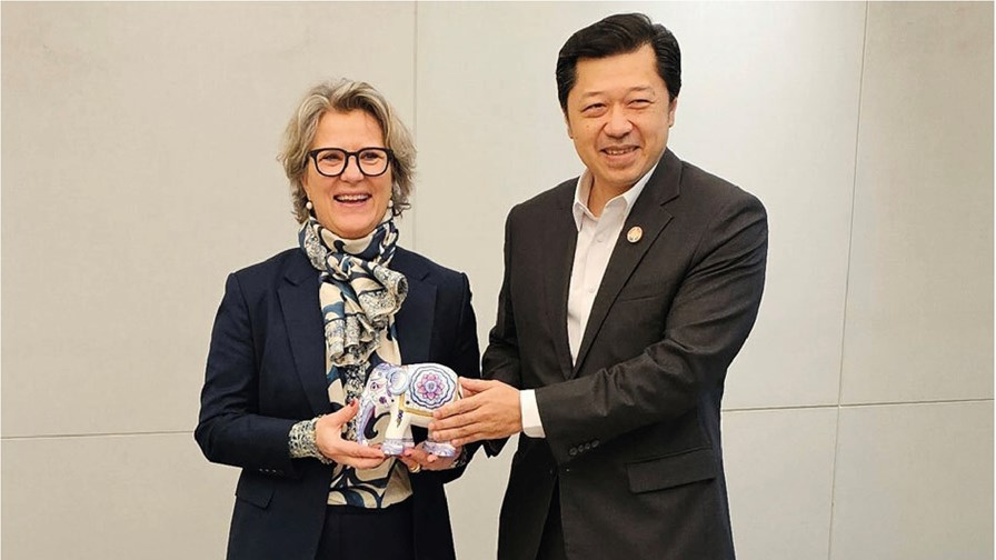 Telenor Group CEO Benedicte Schilbred Fasmer (left) seals the True deal with Khun Suphachai Chearavanont, owner of  Arise Digital Technology. 