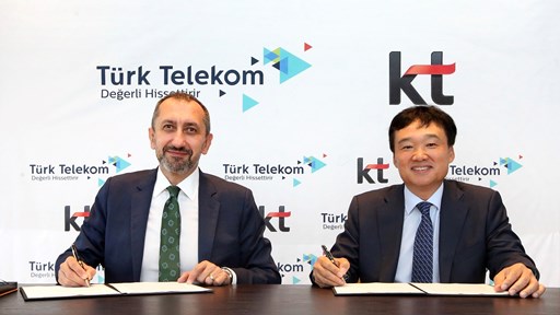 Türk Telekom CEO Ümit Önal (on the left) and Kyungrim Yoon, Head of Digital Transformation Division at Korea Telecom (on the right)