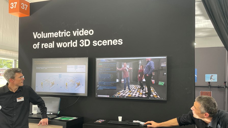 Volumetric video of real-world 3D scenes, demonstrated by Orange. The solution recreates natural scenes in extended reality (XR). Volumetric video of real-world 3D scenes, demonstrated by Orange. The solution recreates natural scenes in extended reality (XR).