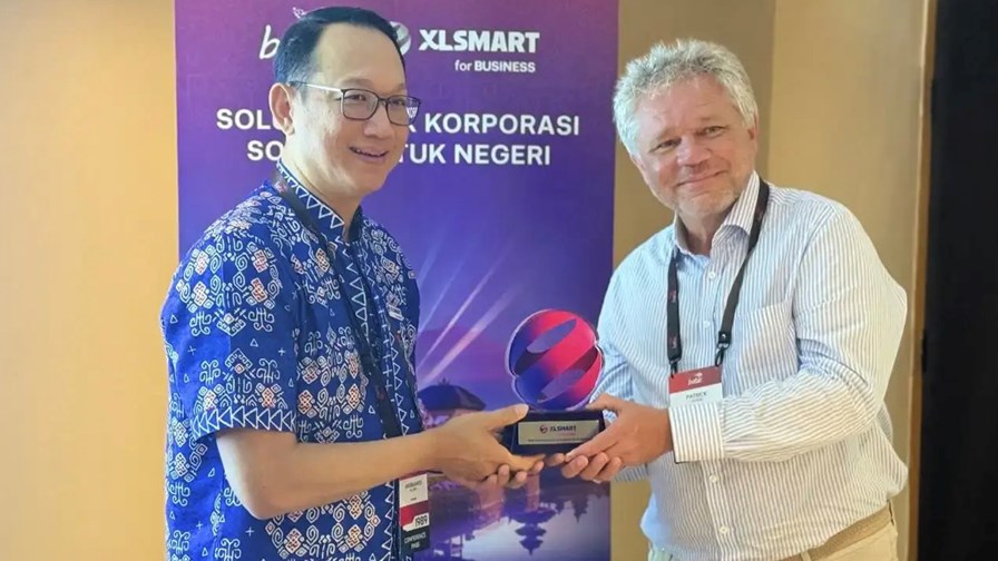 Sealing the deal: Andrijanto Muljono, XLSmart director & chief enterprise & strategic relationship officer (left), and iBasis CEO Patrick George (right).