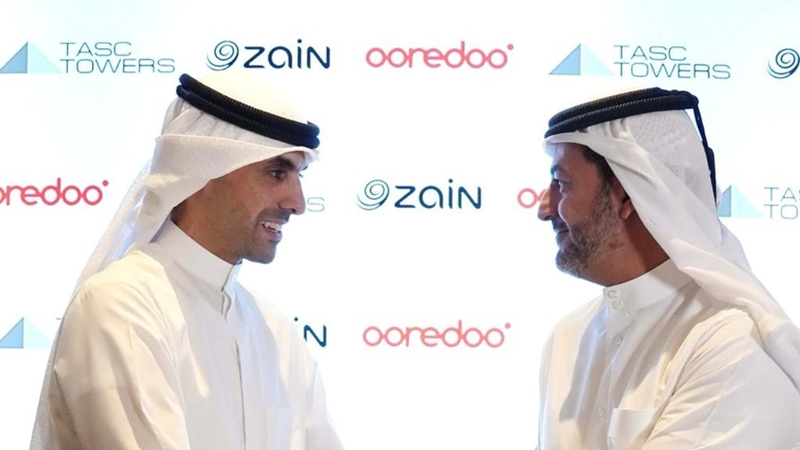 Zain group CEO Bader Al-Kharafi (left) and Ooredoo group CEO Aziz Aluthman Fakhroo (right) seal the deal. Source: Ooredoo